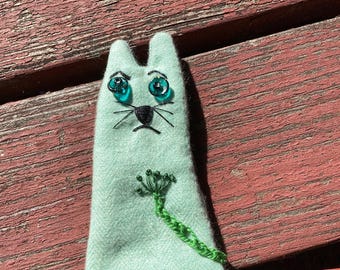 very cute cat pin brooch!  handmade.  soft flannel
