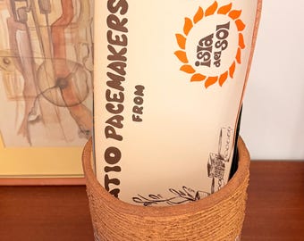 Rara fioriera in pietra del sole incisa in ceramica artistica di Porto Rico ISLA del SOL con brochure originale del listino prezzi del catalogo