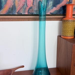 30 ”L E Smith Peacock Smothie geschwungene Glasbodenvase