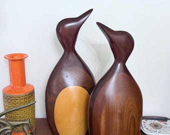 Coppia di sculture in legno misto di grandi uccelli di Paul Lamontagne