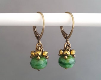 Boucles d'oreilles vert sapin, boucle doreille dormeuse grappe de perles cristal vert soyeux bronze vieil or,  cadeau pour femme