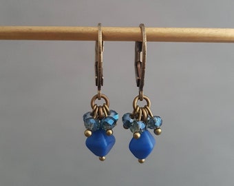 Boucles d'oreilles dormeuse bleu foncé, boucles d'oreilles délicates grappe de perles irisées, bijou esprit vintage, cadeau pour femme