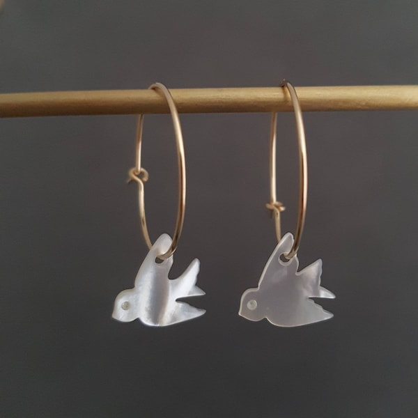 Boucles d'oreilles pendantes hirondelle nacre, créoles minimaliste or argent, boucles d'oreilles délicates oiseau blanc, bird jewellery