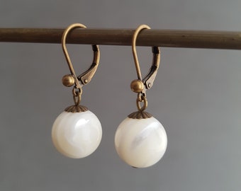 Boucle d'oreille nacre, dormeuses anciennes, boucles d'oreilles pendantes avec perle blanche, cadeau pour femme