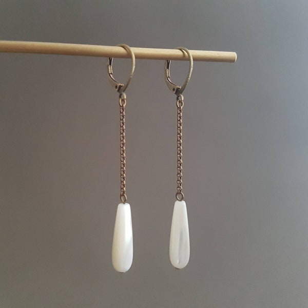 Boucle d'oreille pendante goutte en nacre blanche, boucle d'oreille longue avec chaine fine en bronze, minimaliste, cadeau pour femme