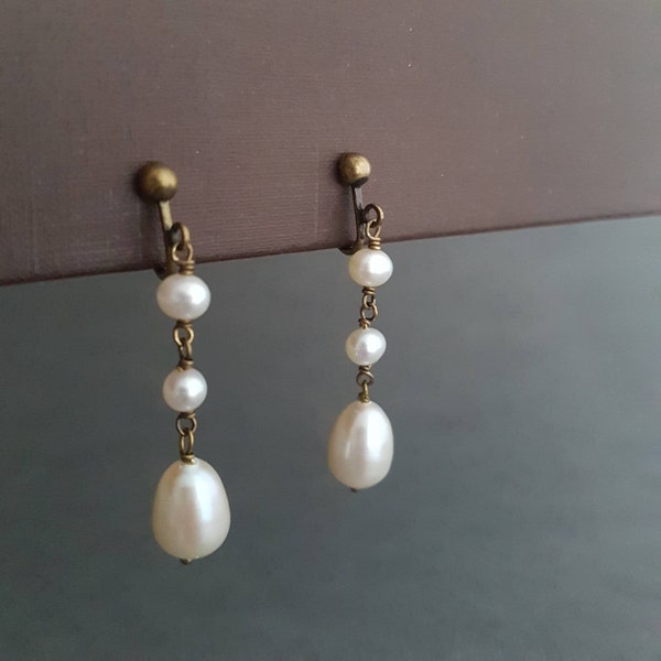 Boucles d'oreilles clip perles de culture, perle d'eau douce blanche simple style  dormeuse ancienne bronze, boucle d'oreille mariage clip