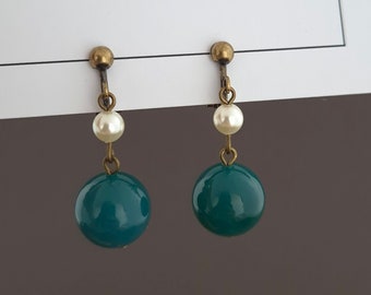 Boucles d'oreilles clips avec goutte verte et perle nacrée, boucles d'oreilles perles pendantes pour oreilles non percées de style vintage
