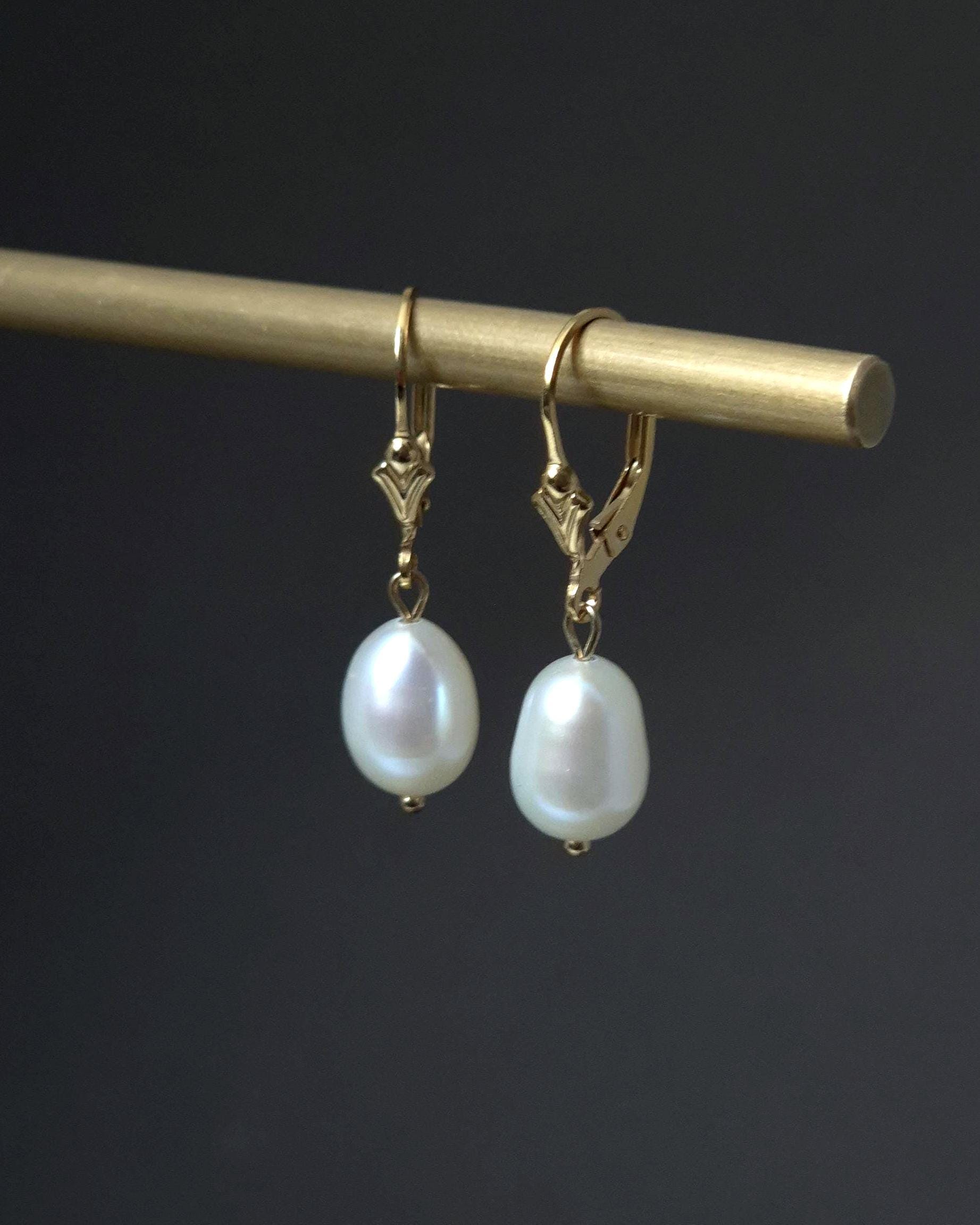 Boucles D'oreilles Dormeuses En Or 75, Centrées Chacune D'une Perle De Culture - Occasion