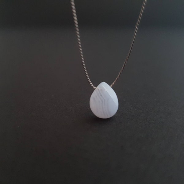 Collier calcédoine sur fil de soie, collier fin avec pendentif pierre naturelle agate bleu clair sur cordon de soie, cadeau pour femme