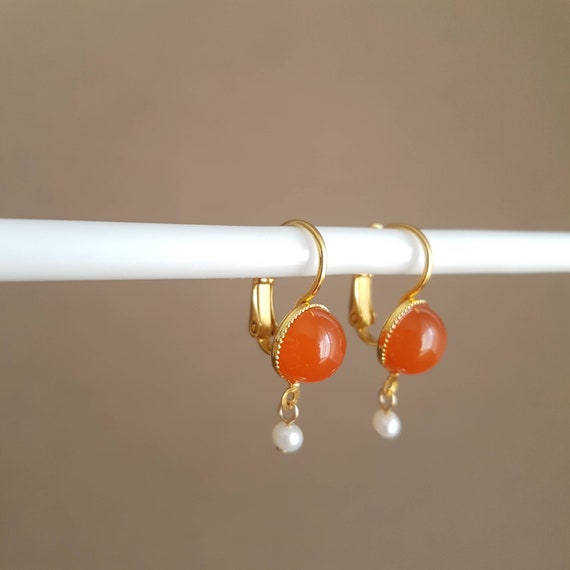Boucles D'oreilles Dormeuses En Perle De Culture Et Corail Rouge Plaqué Or Jaune – élégantes Et Intemporelles