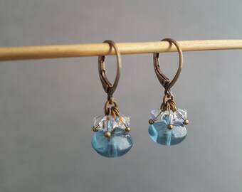 Boucles d'oreilles bleu transparent, délicates petites boucles d'oreilles grappe bleu gris, dormeuses anciennes, fete des meres, pour femme