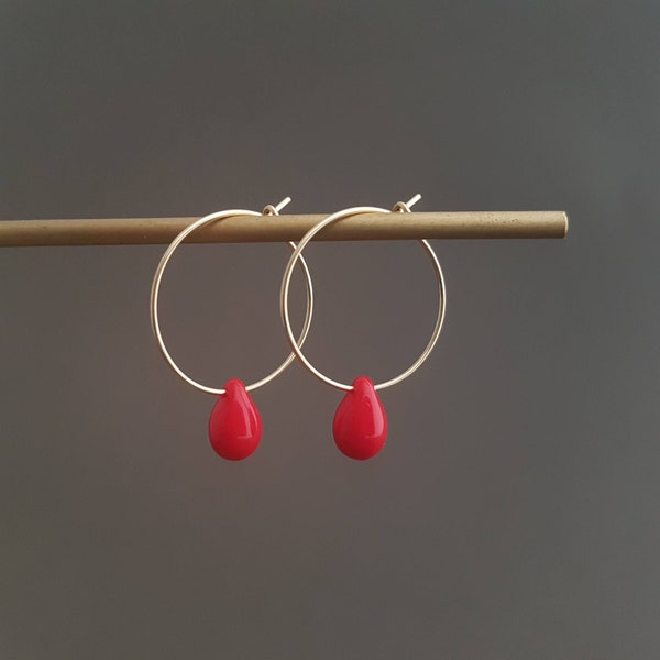 Boucles d'oreilles rouge corail, créoles fines goutte de verre en laiton gold filled, bijou minimaliste, cadeau pour femme