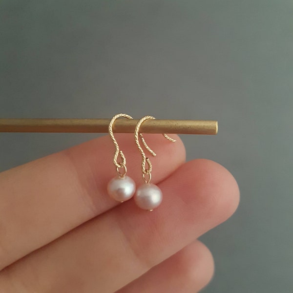 Boucle d'oreille perle de culture rose, boucle doreille mariage, bijou minimaliste petite perle pour mariée, cadeau pour femme