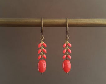 Pendientes colgantes rojo coral, gota de vidrio y latón esmaltado vintage