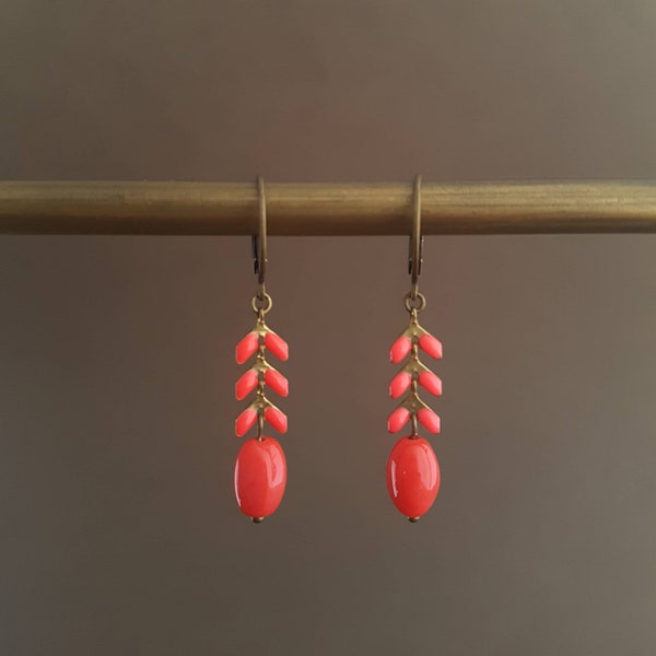Boucles d'oreilles pendantes rouge corail goutte de verre et laiton vintage émaillé