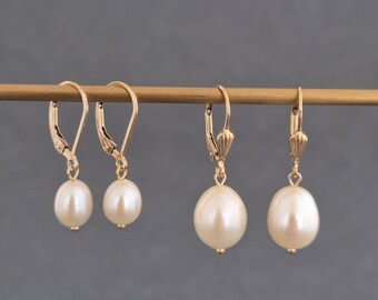 Boucles d'oreilles délicates mariage, boucles d'oreilles or perle pendante, dormeuses perles de culture, cadeau pour femme, mothers day gift