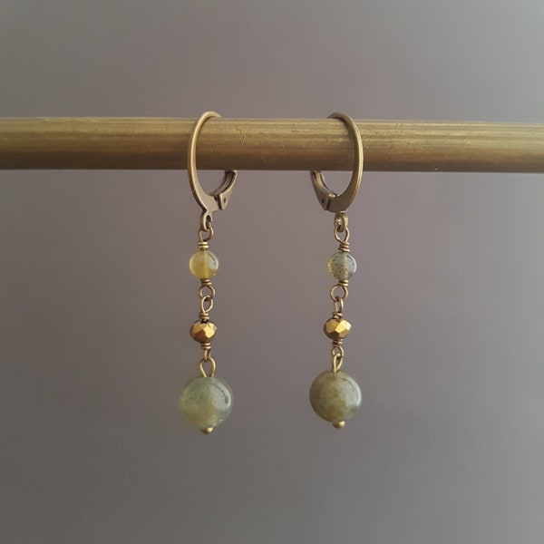 Boucles d'oreilles pendantes bohème,  dormeuse simple pierre naturelle agate verte  perles d'eau douce naturelles,  cadeau bijou pour maman