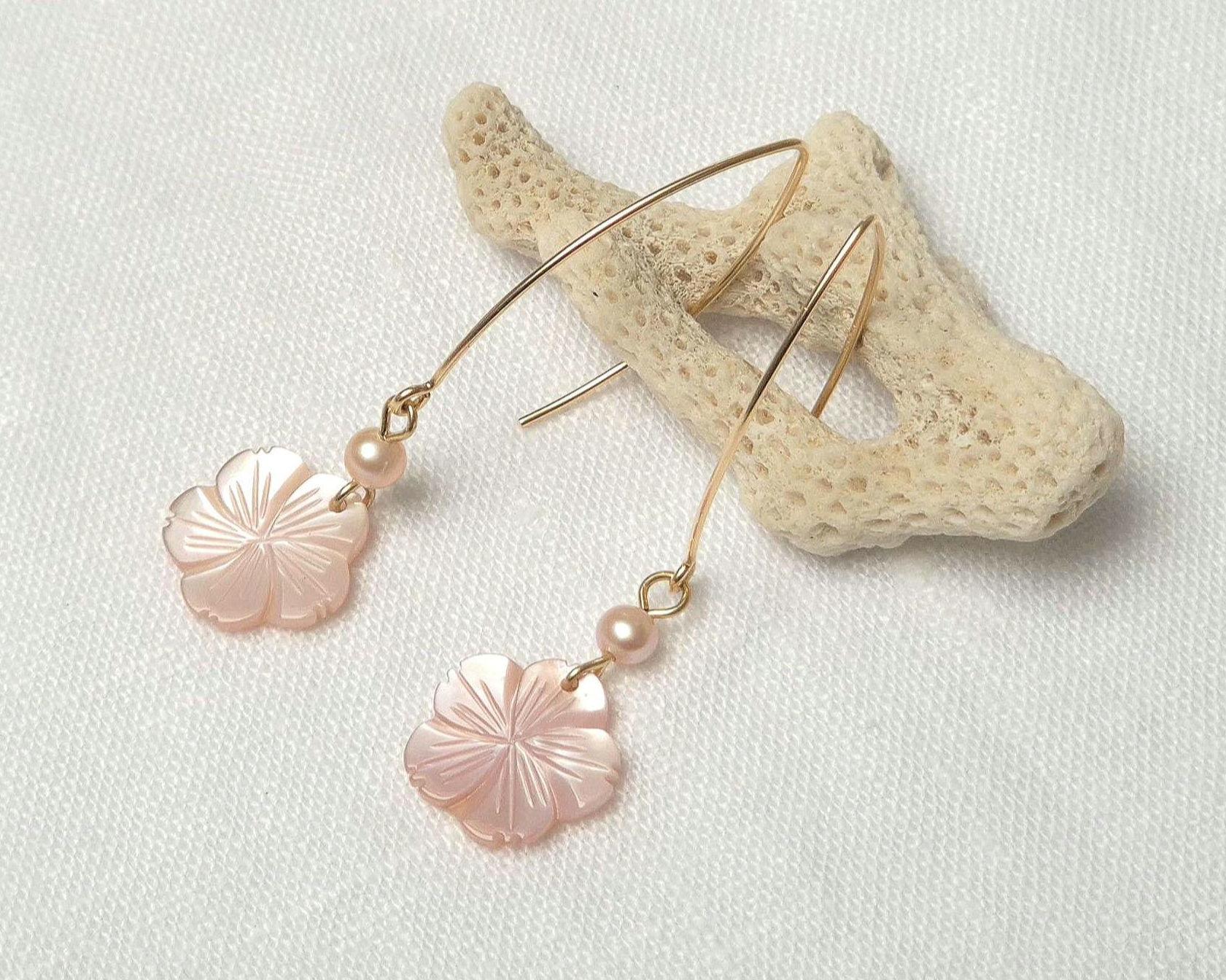 Boucles D'oreilles Fleur En Nacre Et Alliage - Modèle Pendantes, Fermoir Crochet