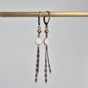 Boucles d'oreilles longues en laiton antique émaillé jaune, blanc, kaki ou bordeaux et chaînes fines de couleur bronze, handmade in Europe