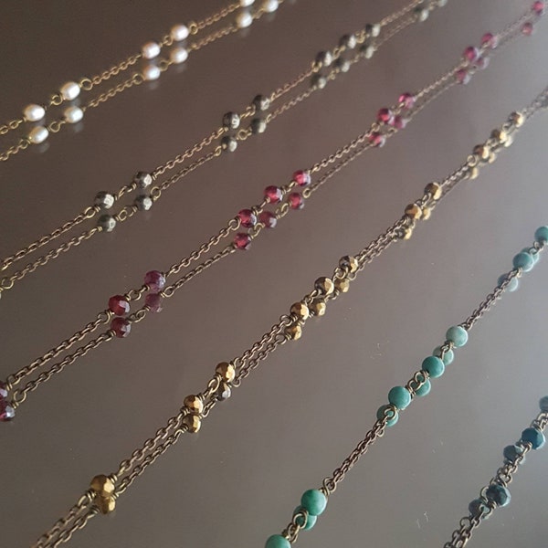 Collier fin pierres naturelles sur chaine bronze vintage, collier pyrite, collier grenat, cadeau pour femme, collier perles roses