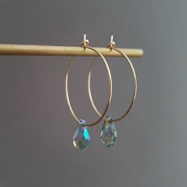 Boucles d'oreilles cristal chatoyant vert reflets bleu irisé, minimaliste, créoles or, cadeau pour femme, boucles d'oreilles festives
