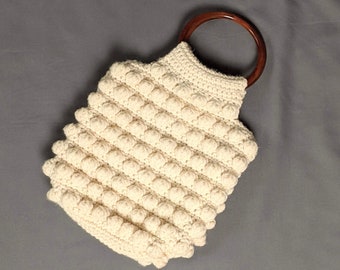 Vintage 1960s hecho a mano Puff Stitch Crochet bolso de mano de marfil con asas redondas de plástico marmolado marrón