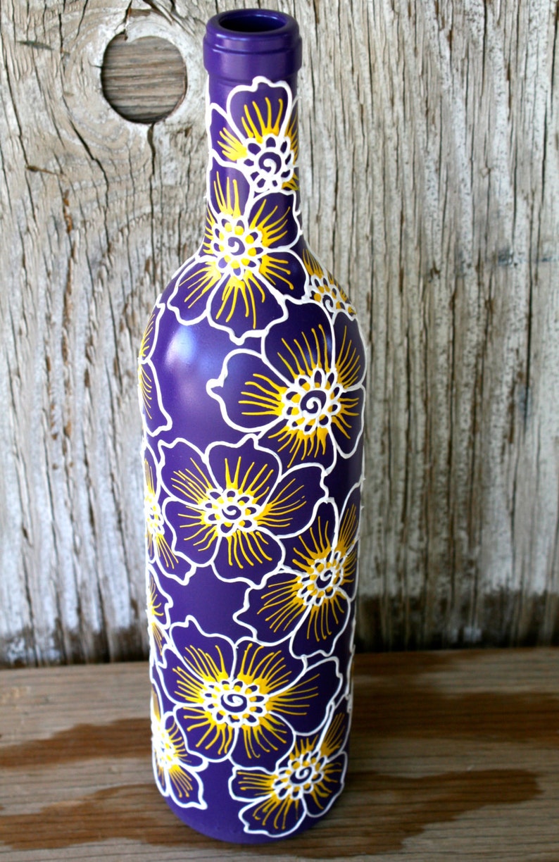 Botella de vino pintado Florero Up Cycled Púrpura Blanco y