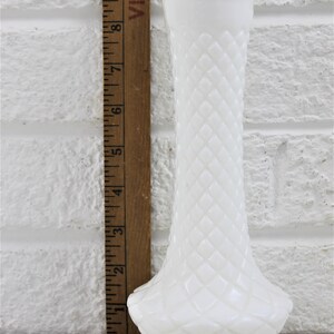 Puede incluir: Un jarr&oacute;n blanco de vidrio de leche con un patr&oacute;n de diamante. El jarr&oacute;n mide aproximadamente 18 cm de alto.