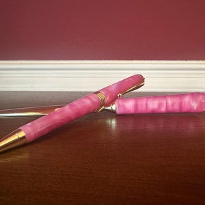 Caneta rosa e abridor de cartas - Conjunto de presente feito à mão - Presente para novo emprego - Acessórios de mesa - Acabamento dourado