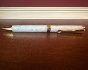 Penna acrilica bianca fatta a mano - Finitura oro, dettagli in cristallo Swarovski 2366