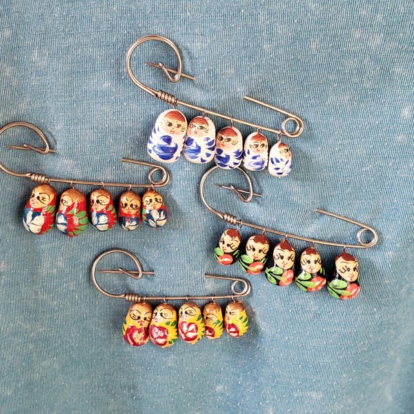 Broche Matryoshka Russa Floral Pintado à Mão, Estilo Bonecas Russas, Joia de Madeira Laqueada