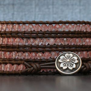 rosa Turmalin auf dunkelbraunem Leder Wickelarmband - Boho Schmuck - Edelstein Armband - rosa und braun - silberner Blumenknopf