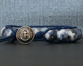 Bracciale impilabile in sodalite su pelle blu reale - bracciale avvolgente con pietre preziose - blu e bianco - gioielli boho boho yoga