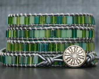 pulsera de envoltura de vidrio marino- cuentas de azulejo verde mezclado en cuero de plata- playa yoga océano náutico - vidte manchado