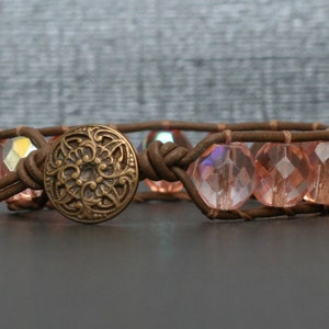 Bracciale avvolgente in pelle marrone cioccolato e cristalli rosa - avvolgimento singolo - boho glam