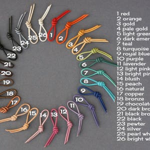 Puede incluir: Una carta de colores de 26 colores diferentes de cord&oacute;n de cuero, cada color est&aacute; numerado y etiquetado con su nombre. Los colores incluyen rojo, naranja, oro, oro p&aacute;lido, verde claro, esmeralda oscuro, azul verdoso, turquesa, azul real, morado, lavanda, rosa claro, rosa brillante, rubor, melocot&oacute;n, natural, cobre, bronce, chocolate, marr&oacute;n oscuro, marr&oacute;n negro, negro, peltre, plata, blanco perla y blanco brillante.