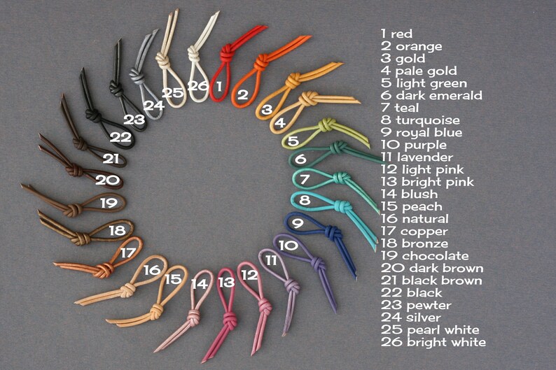 Puede incluir: Una carta de colores de 26 colores diferentes de cord&oacute;n de cuero, cada color est&aacute; numerado y etiquetado con su nombre. Los colores incluyen rojo, naranja, oro, oro p&aacute;lido, verde claro, esmeralda oscuro, azul verdoso, turquesa, azul real, morado, lavanda, rosa claro, rosa brillante, rubor, melocot&oacute;n, natural, cobre, bronce, chocolate, marr&oacute;n oscuro, marr&oacute;n negro, negro, peltre, plata, blanco perla y blanco brillante.