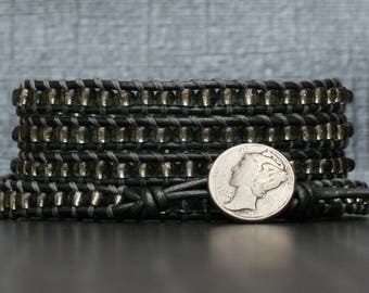 pulsera de envoltura gris oscuro - cuentas de semillas en cuero peltre - joyería boho moderna simple - cuero con cuentas