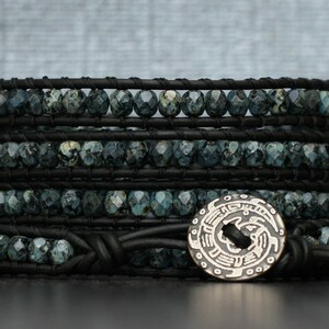 wickeln Sie Armband-grüne Patina Kristall auf schwarzem Leder - Perlen Leder Halsketten