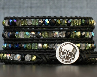 READY TO SHIP halloween bracelet - cristal vert et noir mélange wrap bracelet - boho gothique glam - le jour des morts - tête de mort bijoux