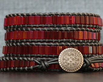 Pulsera de cuero con cuentas de cristal rojo rubí - Estilo bohemio gitano