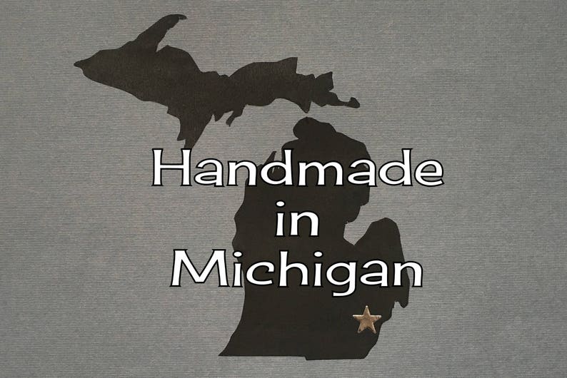 Puede incluir: Silueta del estado de Michigan con el texto "Handmade in Michigan" y una estrella dorada.