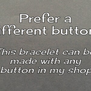 Puede incluir: Texto sobre un fondo gris que dice: "&iquest;Prefieres un bot&oacute;n diferente? Esta pulsera se puede hacer con cualquier bot&oacute;n de mi tienda."