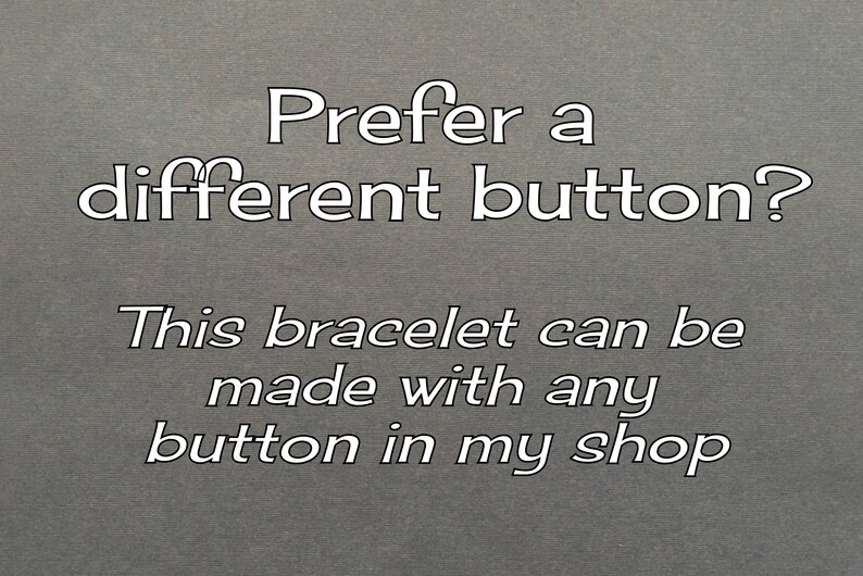 Puede incluir: Texto sobre un fondo gris que dice: "&iquest;Prefieres un bot&oacute;n diferente? Esta pulsera se puede hacer con cualquier bot&oacute;n de mi tienda."