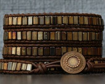 pulsera de cuero con cuentas - perlas de azulejos marrón metálico en cuero marrón oscuro - pulsera de envoltura