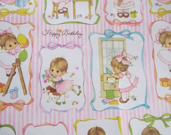 Könnte beinhalten: Rosa-weißes Geschenkpapier mit einem gestreiften Muster. Das Papier zeigt Illustrationen von Mädchen mit Schleifen im Haar, die Ballons, Blumen und Post halten. Der Text "Happy Birthday" ist auf einem rosa Banner gedruckt.