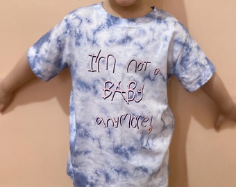 Niños y niños tie dye azul camiseta gráfica- Ya no soy un bebé camiseta - Camisa de moda personalizada para niños y niños pequeños - Unisex - Camisa divertida