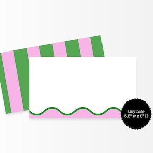Puede incluir: Un juego de tarjetas de notas pequeñas en rosa y verde. Una tarjeta tiene un borde rosa con una línea ondulada verde, la otra tiene rayas rosas y verdes. El círculo negro dice "tiny note" y las dimensiones son 8,9 cm de ancho x 5,1 cm de alto.
