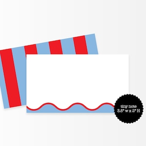 Puede incluir: Un juego de dos tarjetas de notas rectangulares pequeñas. Una tarjeta tiene un borde azul claro con un diseño ondulado rojo y el texto "tiny note 8,9 cm x 5,1 cm H" en un círculo negro. La otra tarjeta tiene un diseño a rayas azul claro y rojo.