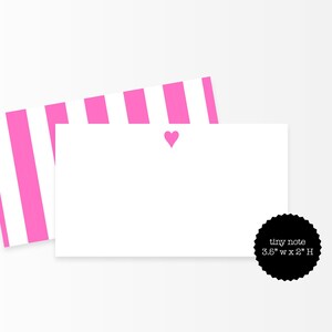 Può includere: Biglietti bianchi con un cuore rosa e un motivo a righe rosa e bianche. I biglietti sono larghi 8,9 cm e alti 5,1 cm. Le parole "tiny note" sono stampate su un cerchio nero.